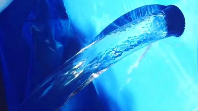 İlk Bakışta Ne Olduğu Anlaşılmayan, Tuhaf Bir Şekilde Akan Suya Ait Etkileyici GIF