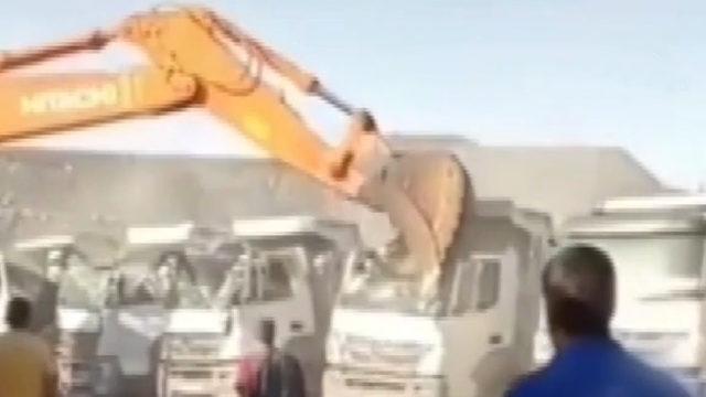 Türkiye’de Sıradan Bir Gün: Parasını Alamayan Vatandaş, İş Makinesiyle Şirket Kamyonlarını Ezdi [Video]