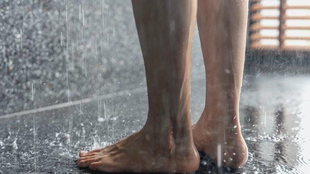 İğrenç Olup Olmadığı Kenarda Dursun: Duşta İşemek Nelere Sebep Oluyor?