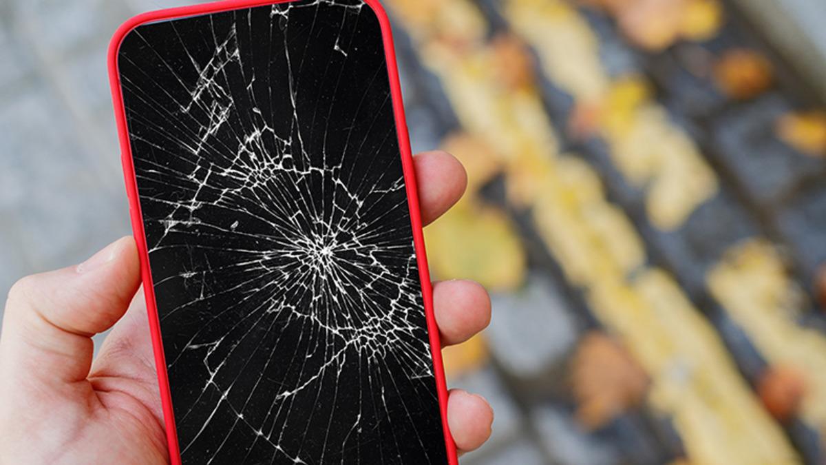 Kılıf Takmakta Fayda Var: iPhone 13 Ekran Değişim Ücretleri Belli Oldu