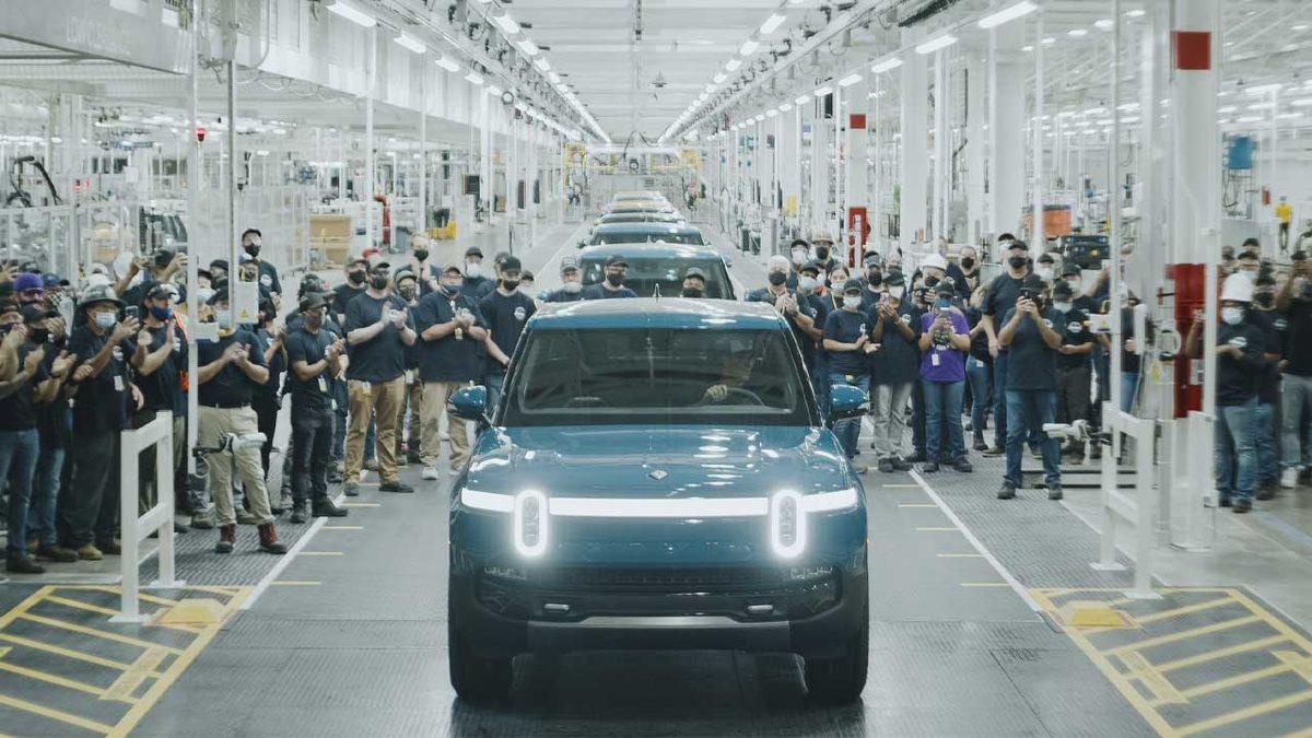 Tesla, Gerçek Rakibine Kavuştu: Rivian, İlk Elektrikli Otomobilini Fabrikadan Çıkardı