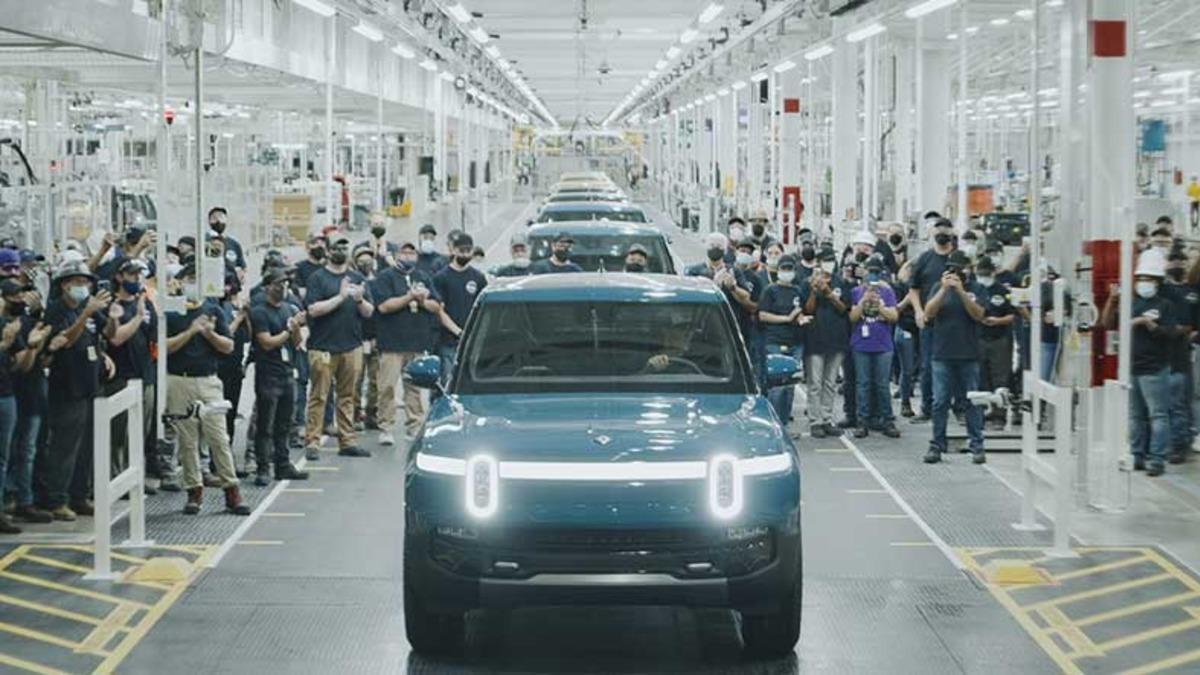 Tesla, Gerçek Rakibine Kavuştu: Rivian, İlk Elektrikli Otomobilini Fabrikadan Çıkardı