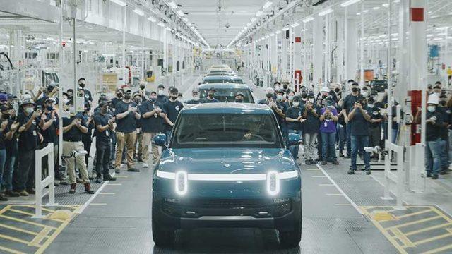 Tesla, Gerçek Rakibine Kavuştu: Rivian, İlk Elektrikli Otomobilini Fabrikadan Çıkardı