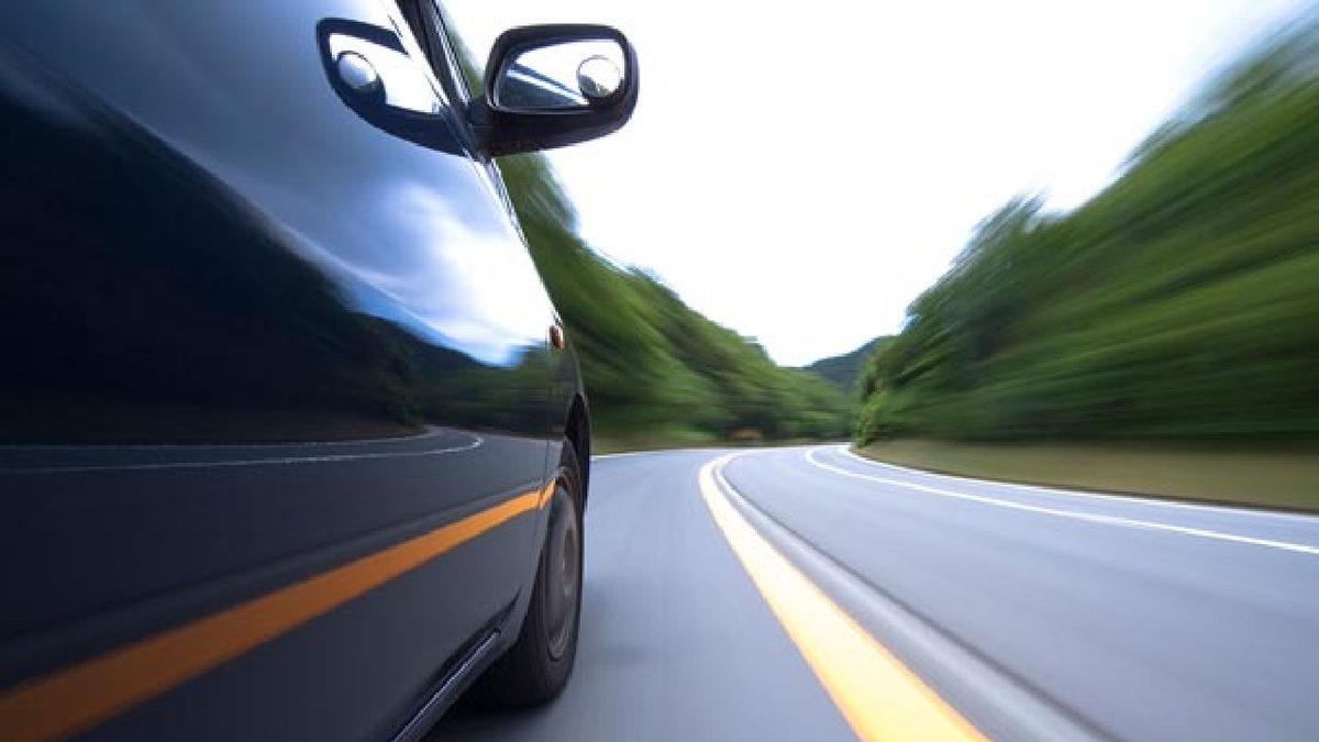 Yokuş Aşağı Giderken Vitesi Boşa Almak Gerçekten Yakıt Tasarrufu Sağlar mı?