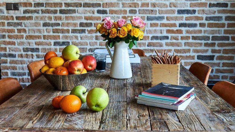 Meyveler, Çiçeklerinizin Solmasına Neden Oluyor Olabilir: Canlı Çiçeklerinizi Neden Meyvelerden Uzak Tutmalısınız?