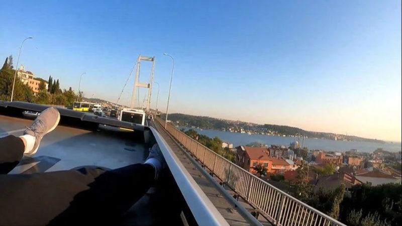 Karakolluk Olmaya Doymayan Youtuber Yunus Emre Özer, Bu Sefer de Metrobüsün Üstüne Çıkıp Asya’dan Avrupa’ya Gitti [Video]