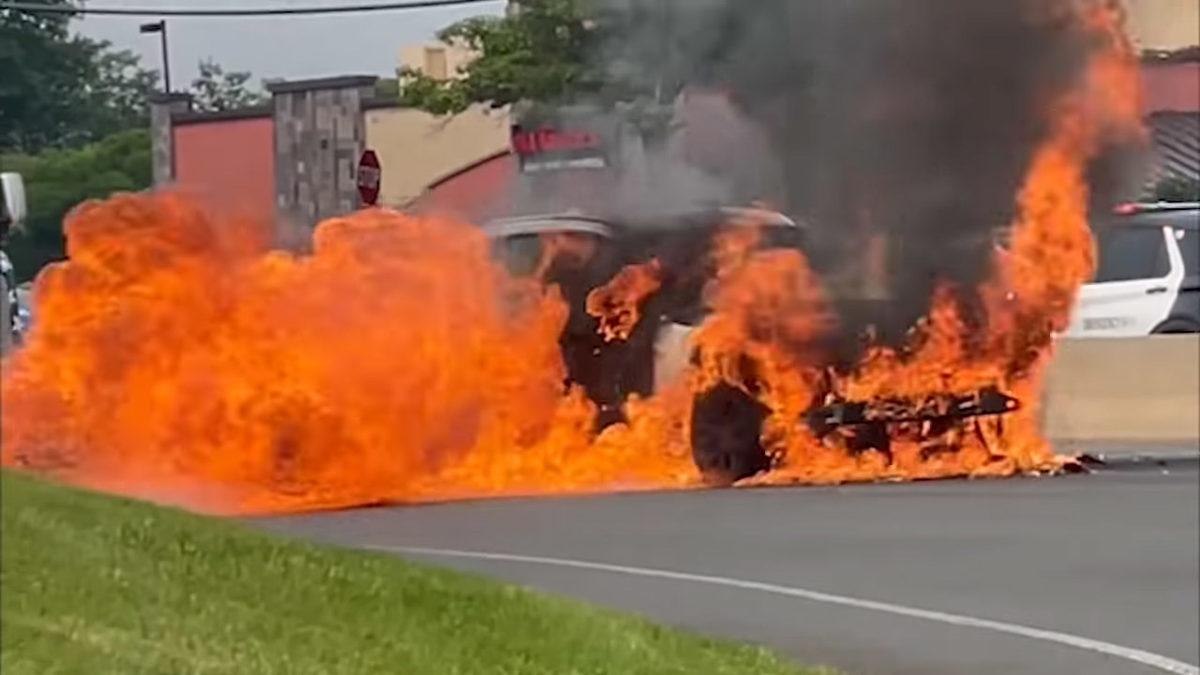 Yanan BMW X1’in Sürücüsü, Tesla Sahiplerinin Uyarısıyla Canını Zor Kurtardı