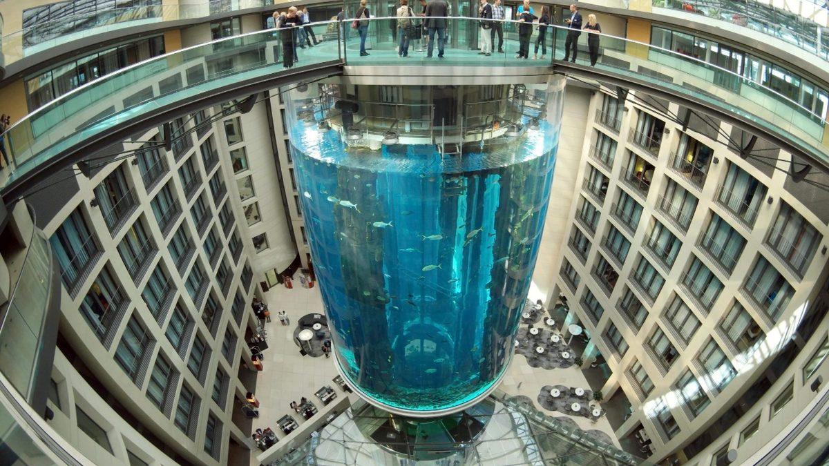 Bir Otelin İçinde Bulunan Dünyanın En Büyük Silindirik Akvaryumu Patladı, 1500 Balık Etrafa Saçıldı [Video]