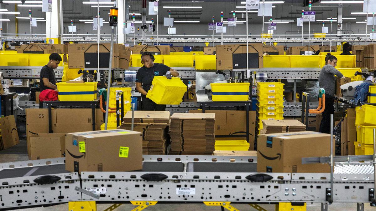 Amazon, Neden Çok Küçük Eşyaları Bile Büyük Kutuların İçinde Kargolar?