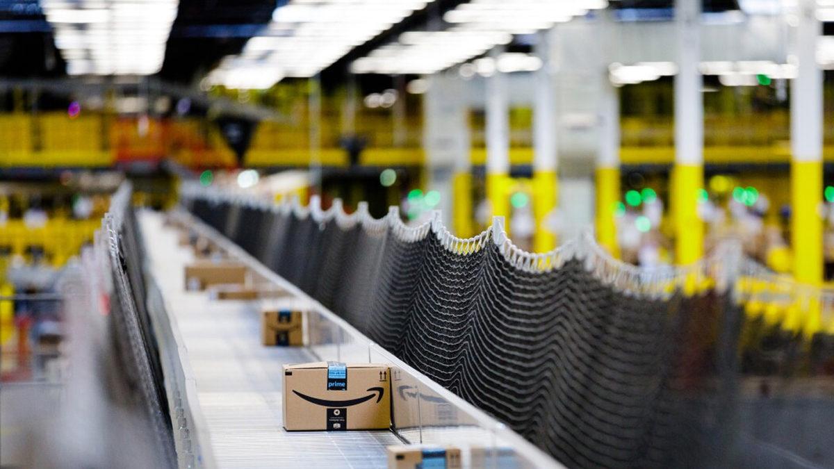 Amazon, Neden Çok Küçük Eşyaları Bile Büyük Kutuların İçinde Kargolar?