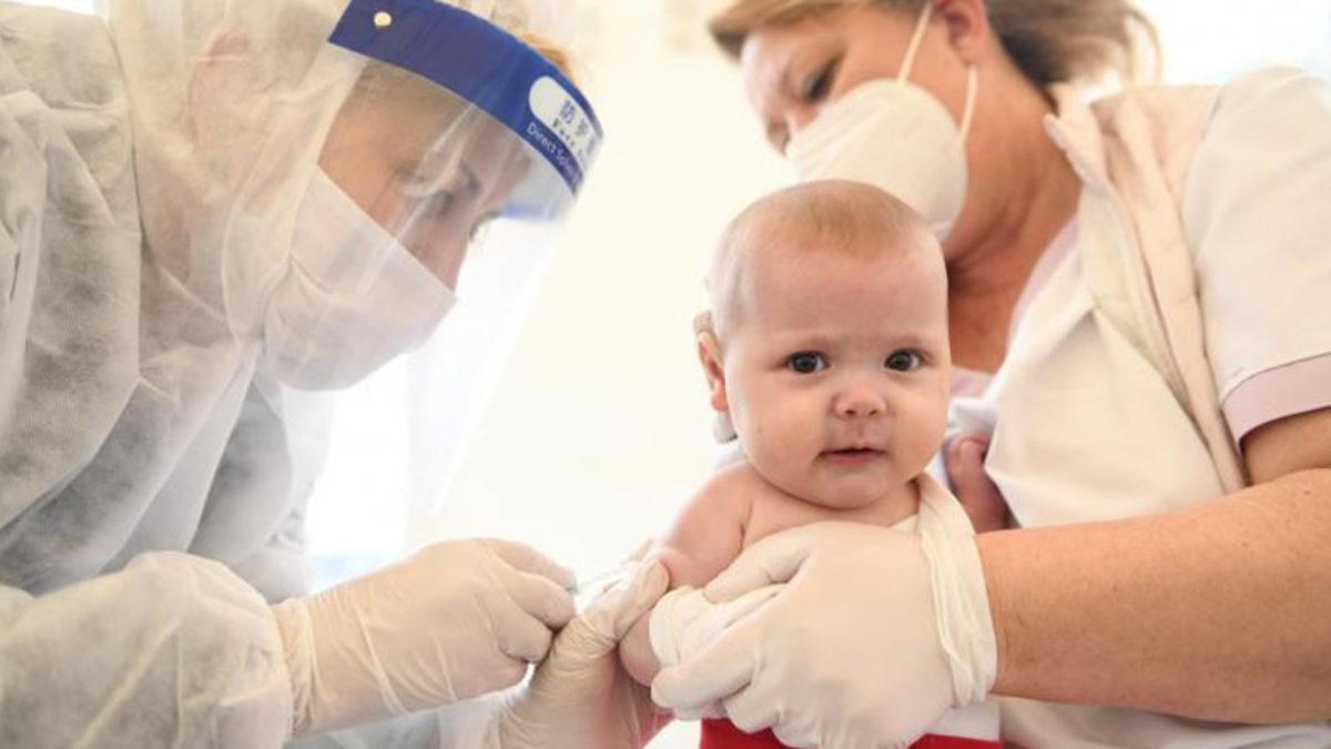 İzmir’de Yeni Doğmuş Bebeklere ’Yanlışlıkla’ COVID-19 Aşısı Vurulduğu İddia Edildi