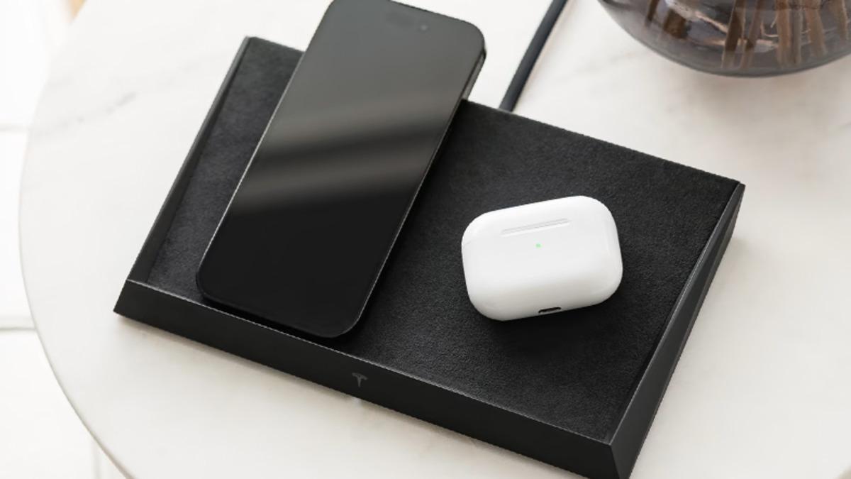 Tesla, Hem Telefon Hem Kulaklık Hem de Akıllı Saatinizi Aynı Anda Şarj Edebileceğiniz Şarj Cihazını Duyurdu (Fiyatını Görene Kadar Her Şey Güzeldi)