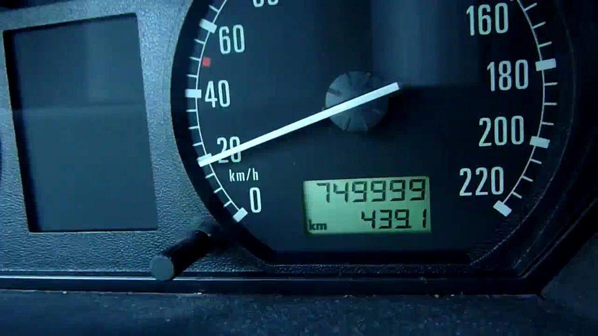 En Popüler Dolandırıcılık Yöntemi: Kilometresi Düşürülmüş Araç Nasıl Anlaşılır?