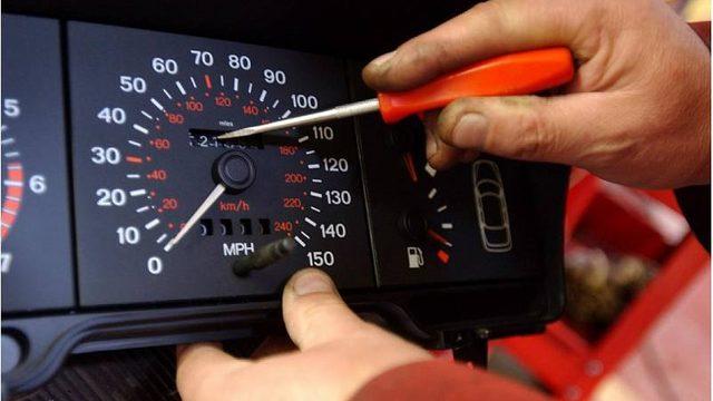 En Popüler Dolandırıcılık Yöntemi: Kilometresi Düşürülmüş Araç Nasıl Anlaşılır?