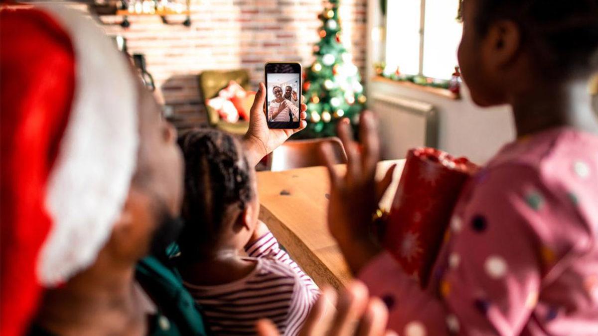 Kış Manzaralı Süslü Kartpostallardan WhatsApp Mesajlarına: Teknolojinin Gelişmesiyle Birlikte Yılbaşı Kutlamalarımız Nasıl Değişti?