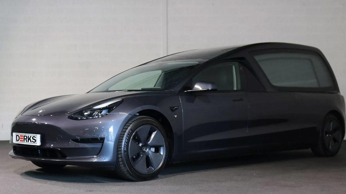 Tesla Model 3, Cenaze Arabasına Dönüştürüldü