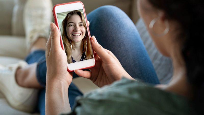 Yabancılarla Görüntülü Olarak Konuşabileceğiniz Azar ve Benzeri 8 Uygulama