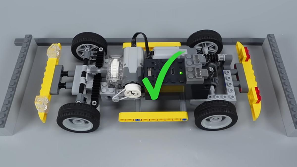 LEGO’dan Yapılmış Arabanın Dar Alanlara Paralel Park Ettiği Video Viral Oldu [Video]