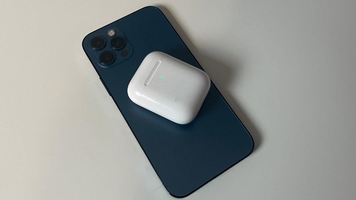 Yakında iPhone’lar, Kablo Bile Kullanmadan Diğer Telefonları Şarj Edebilecek