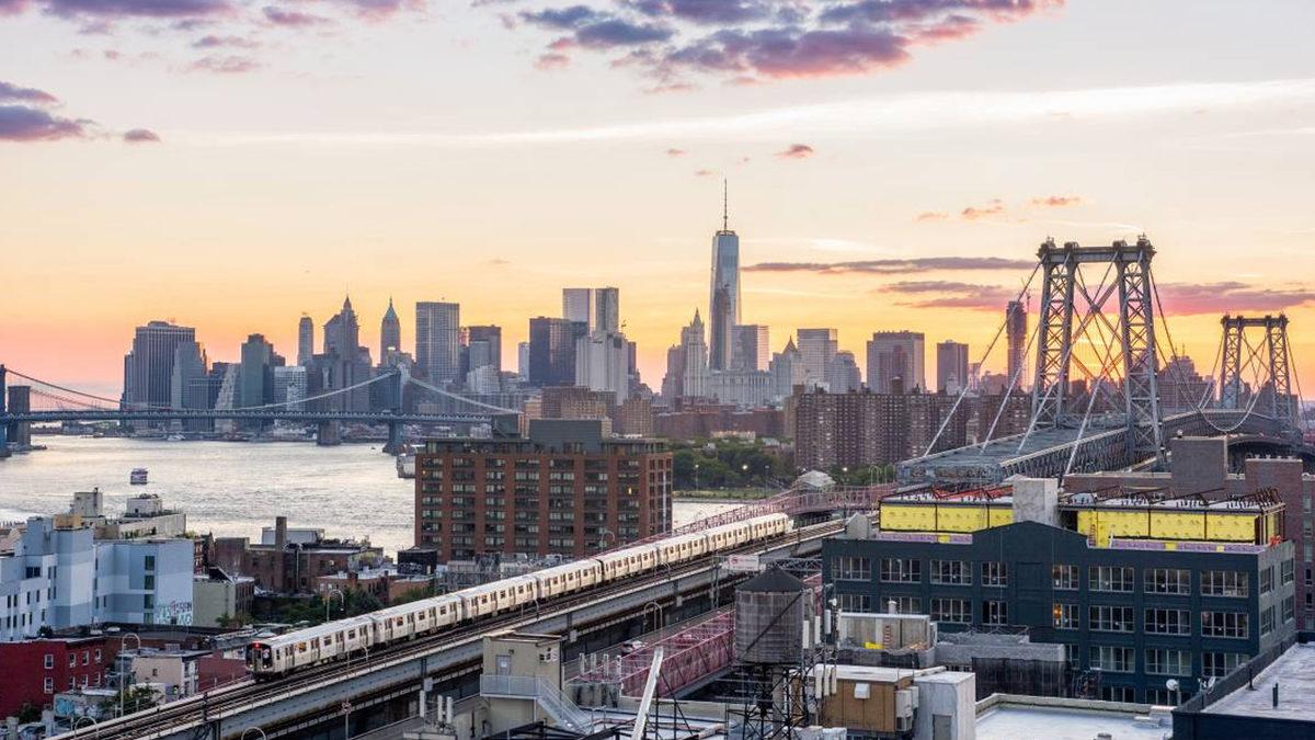 Trenin Tepesinde Seyahat Eden Adam, Raylara Düşüp Karşıdan Gelen Trenin Altında Kaldı