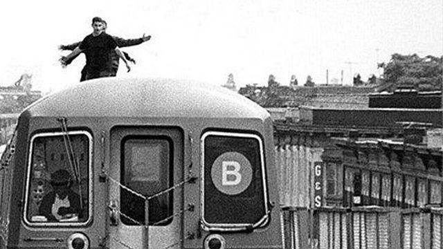 Trenin Tepesinde Seyahat Eden Adam, Raylara Düşüp Karşıdan Gelen Trenin Altında Kaldı