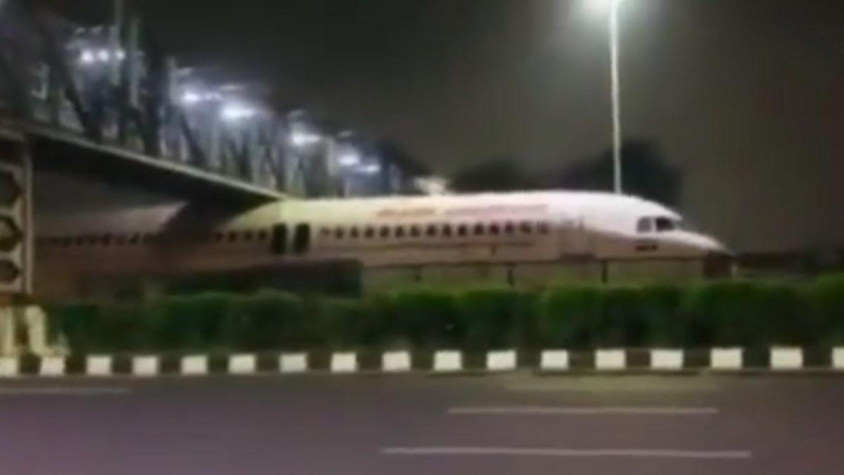 Tamam da Niye Oradasın: Bir Uçağın Köprünün Altına Sıkışması Sosyal Medyada Viral Oldu [Video]