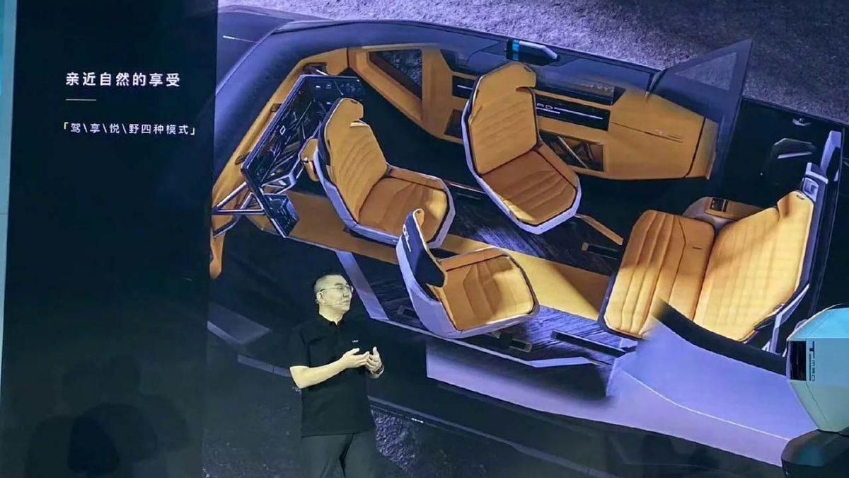 Bu da Çinli Cybertruck: Bilim Kurgu Filmlerinden Fırlamış Gibi Görünen Kamyonet T-Mad Tanıtıldı