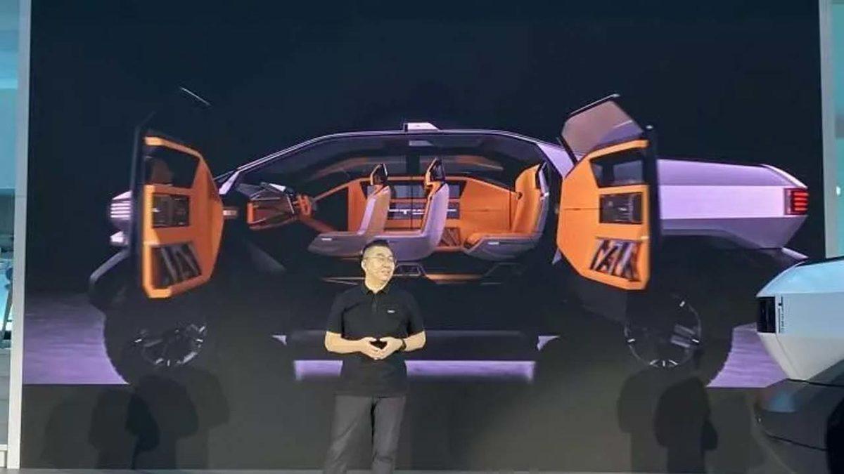 Bu da Çinli Cybertruck: Bilim Kurgu Filmlerinden Fırlamış Gibi Görünen Kamyonet T-Mad Tanıtıldı