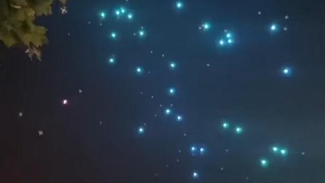 Başımıza Bu da mı Gelecekti: Çin’de Bir Gösteride İzleyenlerin Başına Onlarca Drone Yağdı