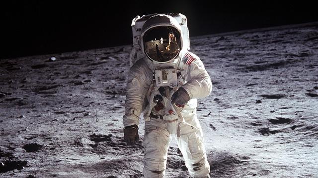 Apollo 11 Arşivinde Görülen İlginç Cisim Tartışma Yarattı