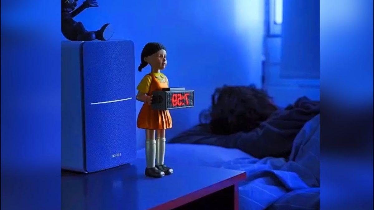 Squid Game’in Ürkütücü Dev Bebeği, Çalar Saat Olarak Satışa Sunuldu: Üstelik Mermi de Fırlatıyor