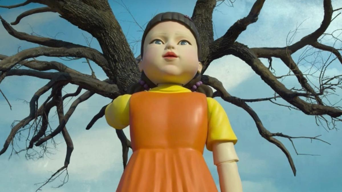 Squid Game’in Ürkütücü Dev Bebeği, Çalar Saat Olarak Satışa Sunuldu: Üstelik Mermi de Fırlatıyor