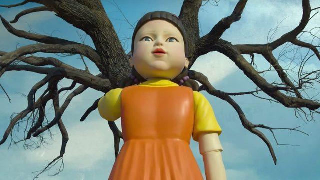 Squid Game’in Ürkütücü Dev Bebeği, Çalar Saat Olarak Satışa Sunuldu: Üstelik Mermi de Fırlatıyor