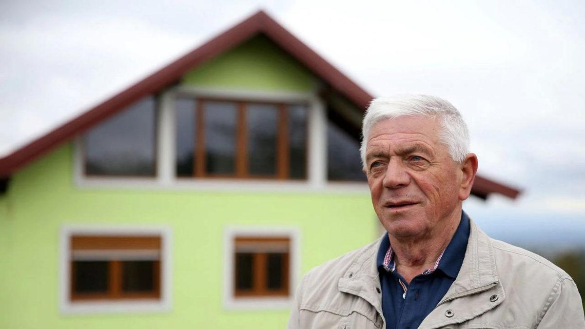 Yine Hanımcılık Kazandı: 72 Yaşındaki Bir Adam, Sırf Eşi Mutlu Olsun Diye 360 Derece Dönen Ev İnşa Etti