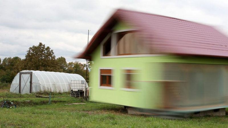 Yine Hanımcılık Kazandı: 72 Yaşındaki Bir Adam, Sırf Eşi Mutlu Olsun Diye 360 Derece Dönen Ev İnşa Etti