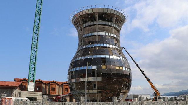 İnce Belli Beton Yığını: Dünyanın En Büyük ’Çay Bardağı’ İçin Guinness’e Başvuru Yapıldı