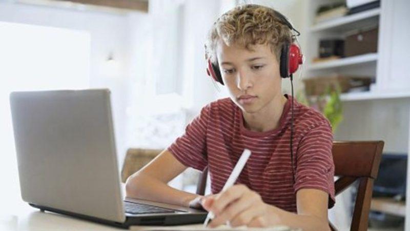 Ücretsiz Tablet ve Bilgisayar Dağıtan ABD’nin Öğrencileri İzlediği Ortaya Çıktı