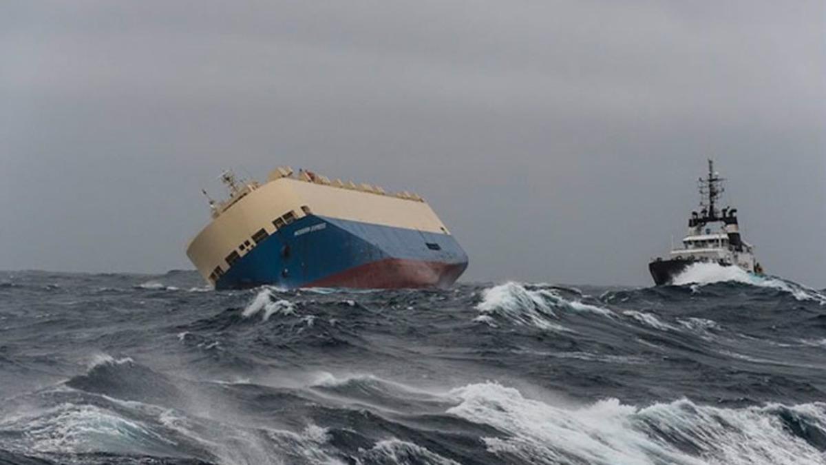 Gemilerin Devasa Dalgalara Rağmen Nasıl Sapasağlam İlerlediğini Gösteren Video