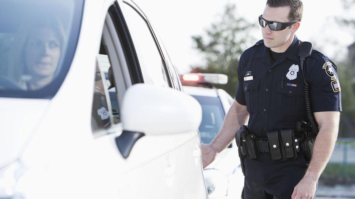 Polislerin Durdurdukları Her Arabaya Dokunmasının Duyunca Çok Şaşıracağınız Açıklaması