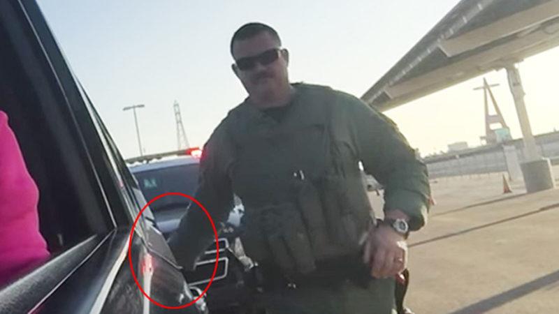 Polislerin Durdurdukları Her Arabaya Dokunmasının Duyunca Çok Şaşıracağınız Açıklaması