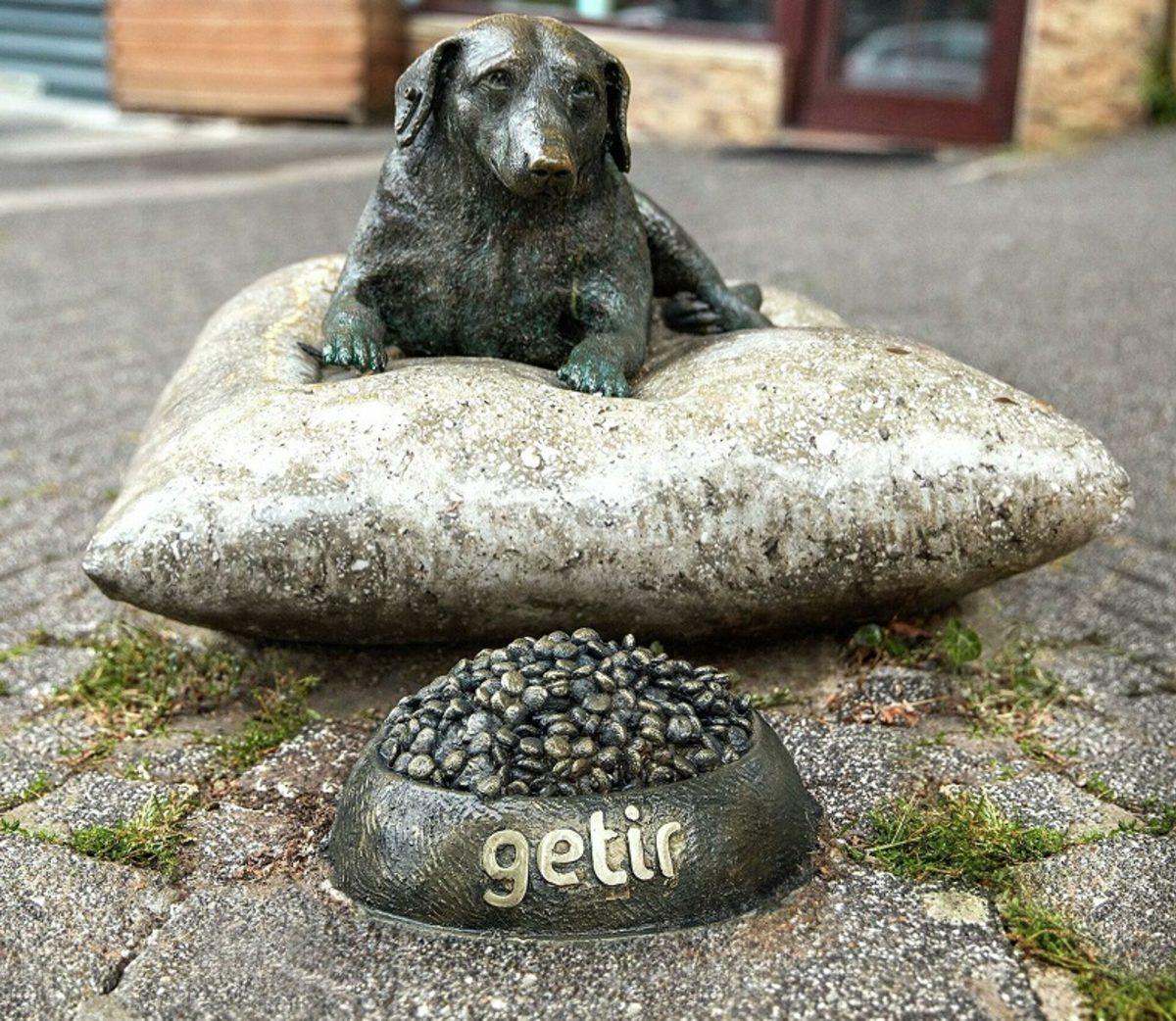 Sosyal Medyanın Sesine Kulak Veren Getir, Tarçın Heykelindeki Logosunu Kaldırdı