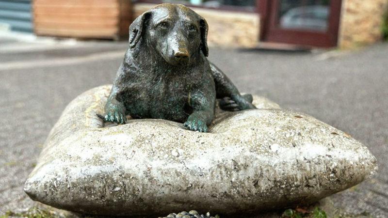 Sosyal Medyanın Sesine Kulak Veren Getir, Tarçın Heykelindeki Logosunu Kaldırdı