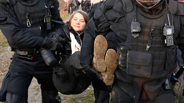 İklim Aktivisti Greta Thunberg, ’Yaka Paça’ Gözaltına Alındı [Video]