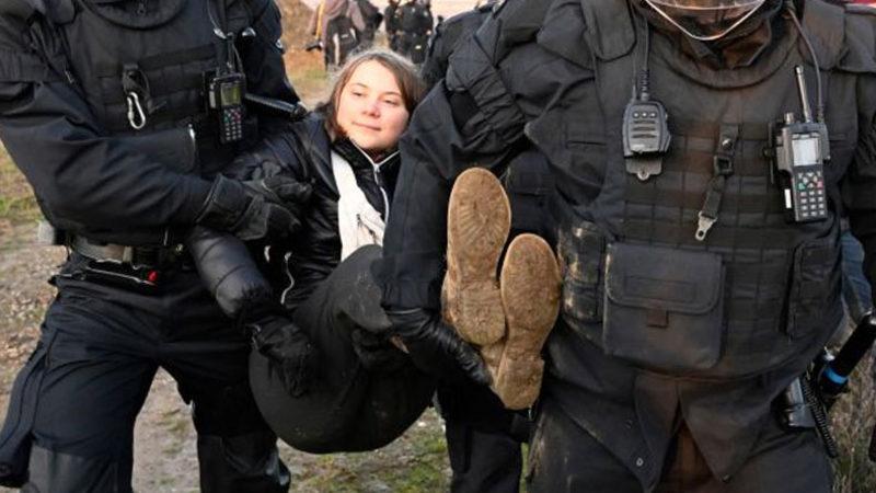 İklim Aktivisti Greta Thunberg, ’Yaka Paça’ Gözaltına Alındı [Video]