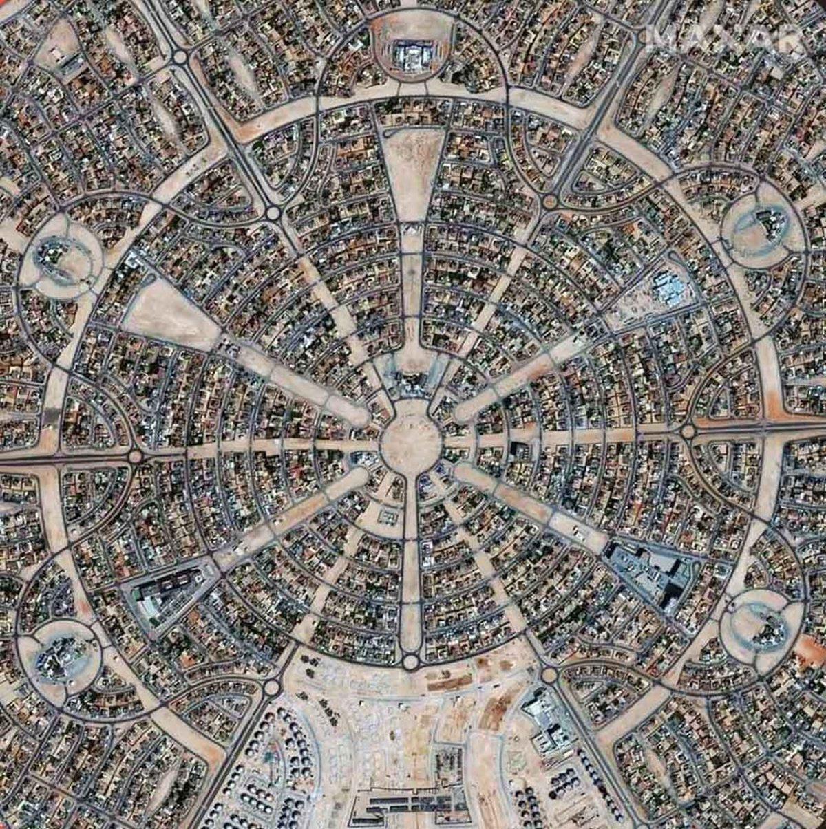 Siz Hangisinde Yaşamak İsterdiniz? Kaosun ve Kusursuz Düzenin Buluştuğu Kuş Bakışı 37 Şehir Manzarası