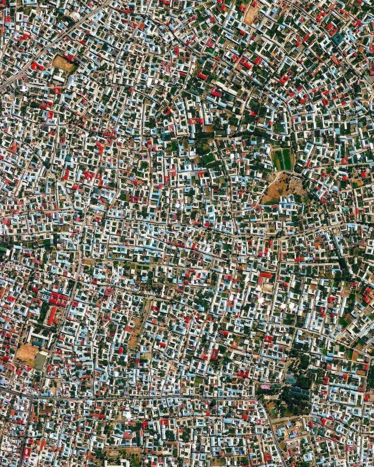 Siz Hangisinde Yaşamak İsterdiniz? Kaosun ve Kusursuz Düzenin Buluştuğu Kuş Bakışı 37 Şehir Manzarası