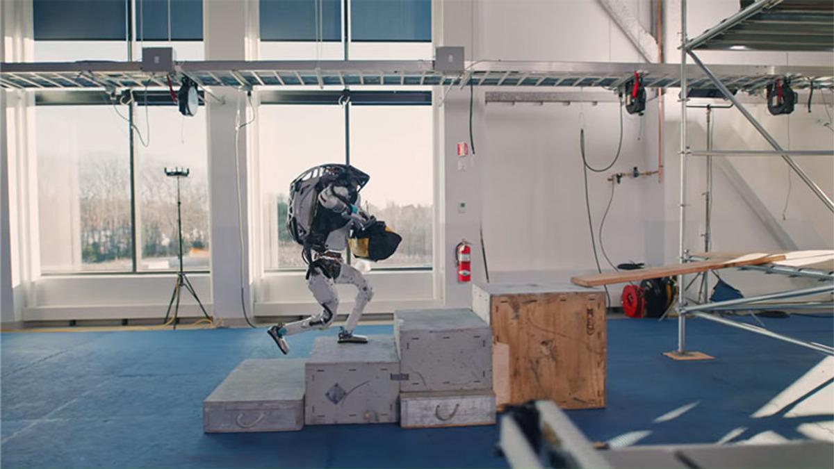 Boston Dynamics’in İnsansı Robotu Bu Kez Taklacı Usta Çırağı Oldu [Video]