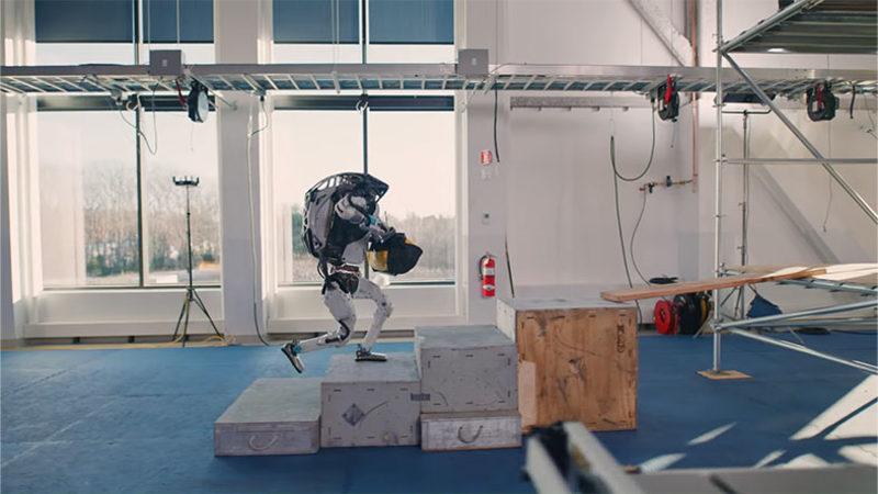 Boston Dynamics’in İnsansı Robotu Bu Kez Taklacı Usta Çırağı Oldu [Video]