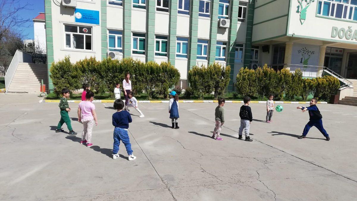 Squid Game Türkiye’de Olsa Çocukluğumuzdaki Hangi Oyunlar Yer Alırdı?