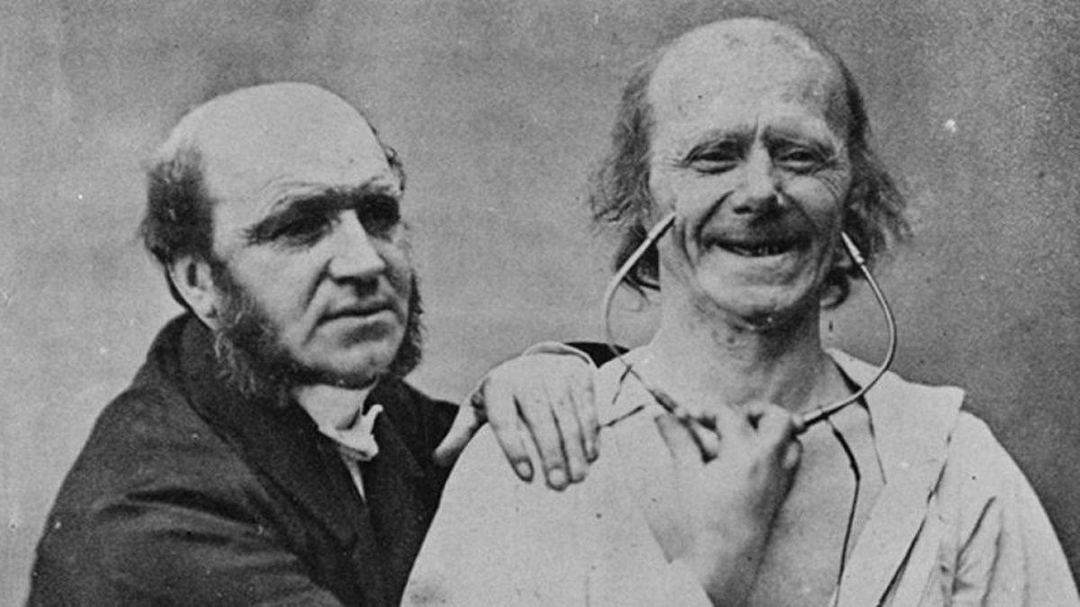 Fotoğraf Çekilirken Doğal Bir Şekilde Gülümsemek Neden Bu Kadar Zordur?